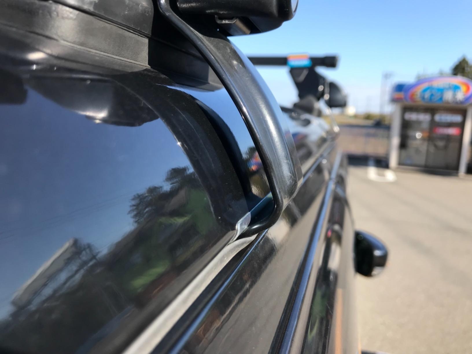 カスタマー画像 Tannsinn Amazonで購入 金具と車体の隙間 追加 雨漏り対策 装着しました 他のハスラーでもキャリア装着車の取り付け部分を確認しますと Terzo社のホルダーセットは車体との間に２ 程度隙間ができます その他社のホルダーは