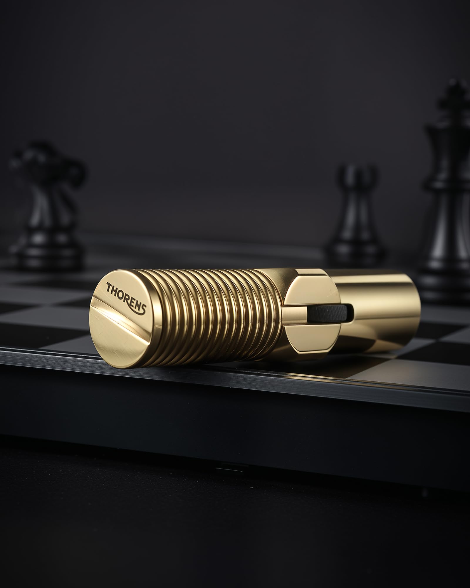 Thorens Big Screw Briquet Trench à Essence Laiton Anti-Vent | Vintage, rechargeable, flamme douce, double flamme, télescopique, molette, camping, cadeau homme unique