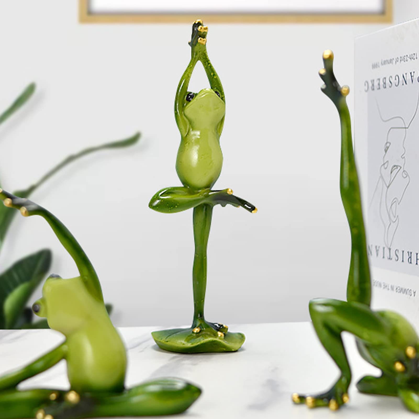 SYFUNLV 4 sztuki figurek żaby 3D, z żywicy, 4 różne pozycje jogi, dekoracyjna figurka żaby siedząca w pozycji jogi, zabawny kreatywny ornament na biurko, do biura domowego
