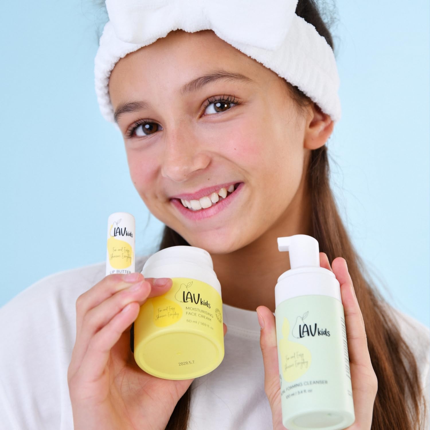 LAV Kids Zestaw do pielęgnacji twarzy, pianka oczyszczająca 100 ml, krem nawilżający 50 ml i masło do ust z opaską do włosów i torbą