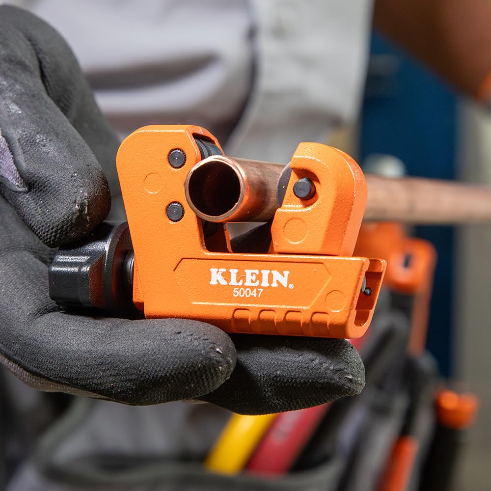 Klein Tools 50047 Mini cortador de tubos, diámetro exterior de 1-1/8 pulgadas, capacidad de corte para tubos de aluminio y cobre, hoja de repuesto incluida