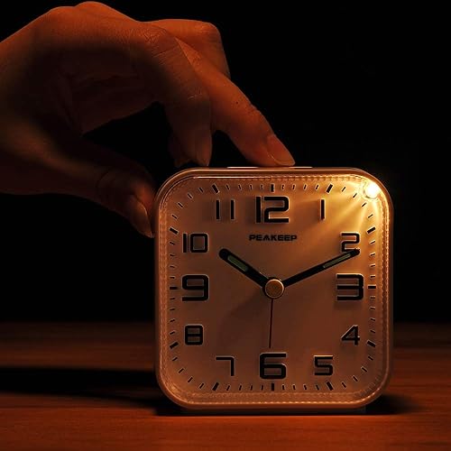 Miniatura 6 de Peakeep Reloj despertador analógico con números 3D sin tictac con sonido de pitido clásico, repetición, luz manual y funciona con pilas, pequeño