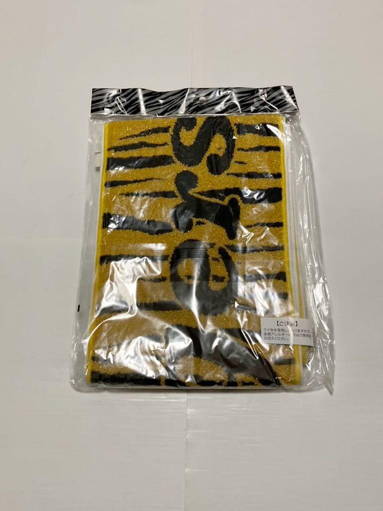 Amazon.co.jp: 阪神タイガース ラメマフラータオル ゴールド ロゴ
