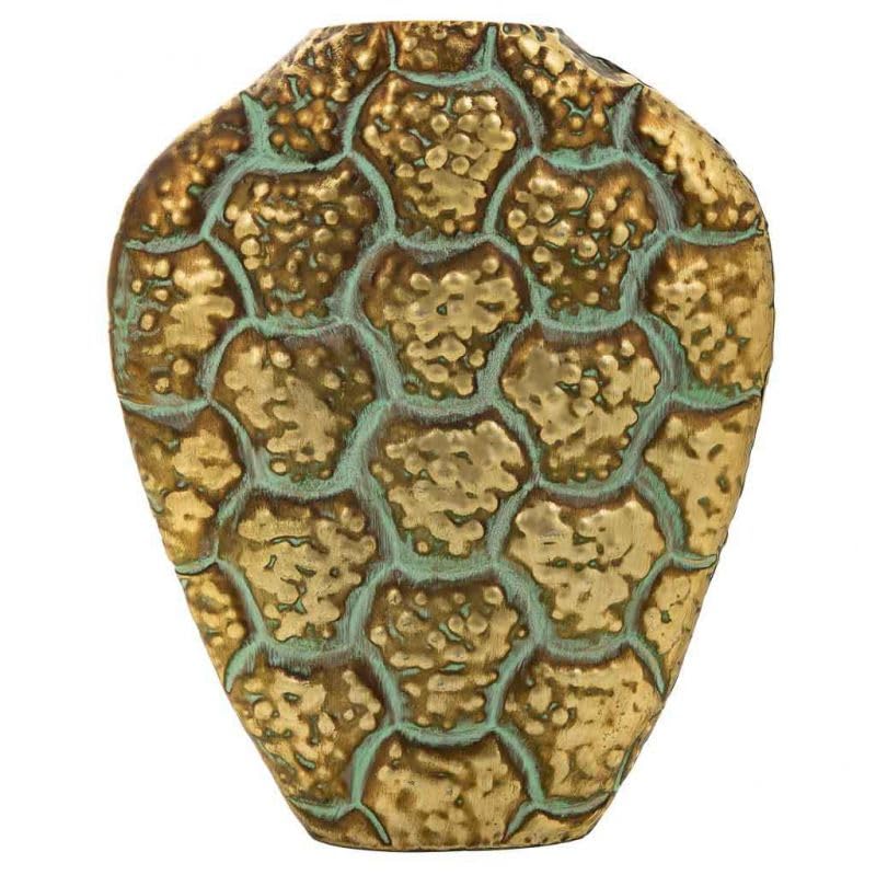 Vase en métal doré idéal sur une table basse moderne