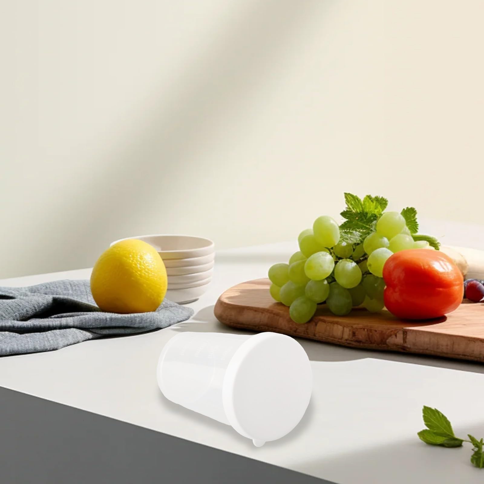 Lot de 10 tasses à mesurer transparentes de 50 ml avec couvercles blancs, récipients gradués en plastique pour ingrédients liquides et secs, parfaits pour la cuisine, le mélange, l'échantillonnage et