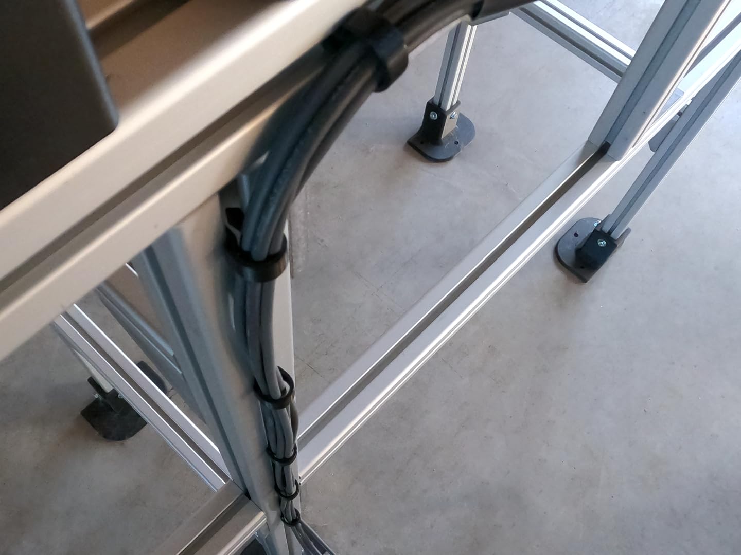 Clip per il fissaggio del cavo al profilo di costruzione, fissaggio rapido con funzione push-click, supporto per cavi per profili in alluminio (scanalatura 10, diametro interno 12 mm, nero, 25,