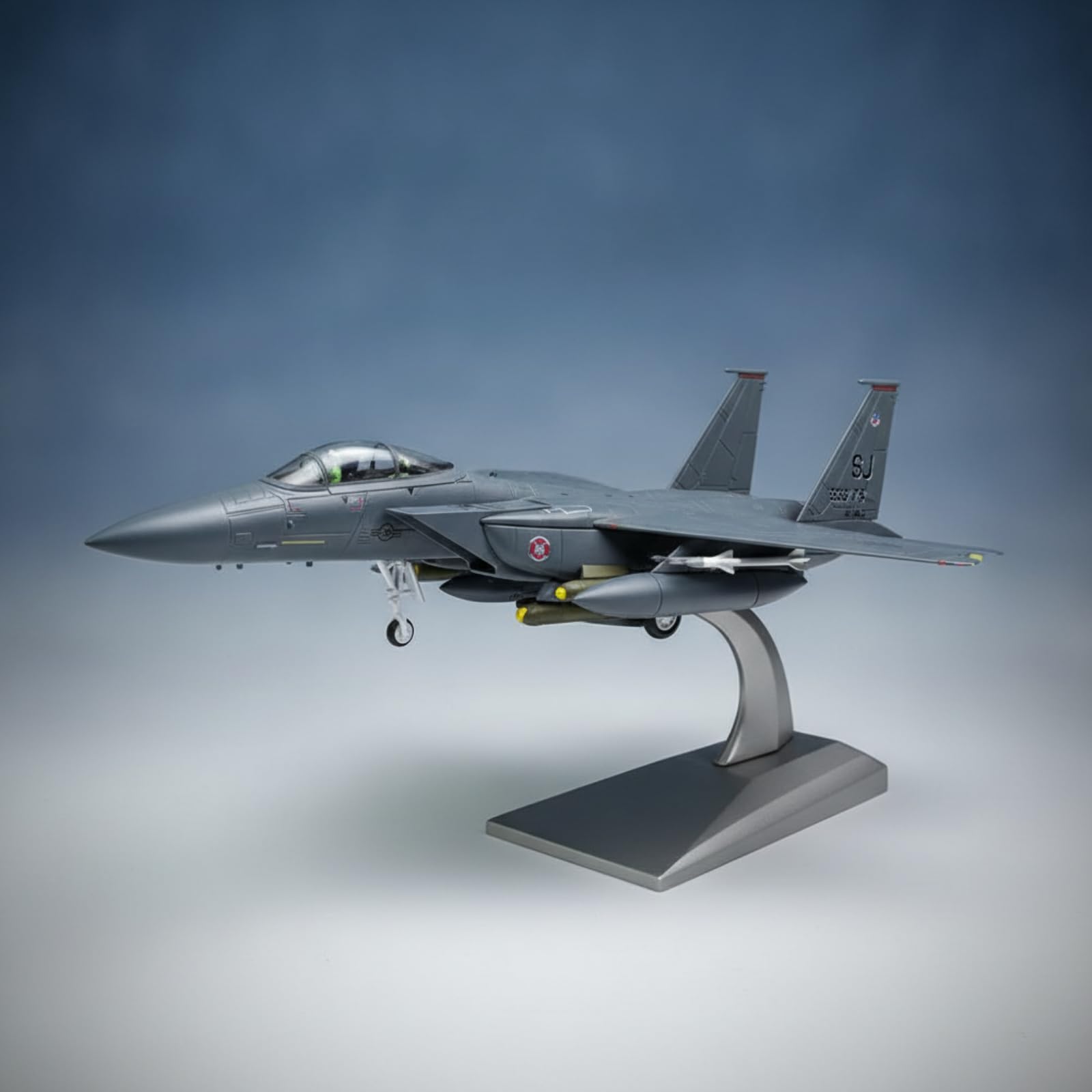 Modello di Caccia con Supporto Statico Modello di Aereo con Supporto Realistico Aereo da Caccia in Miniatura per Vetrina, 1/100 F-15E 0473