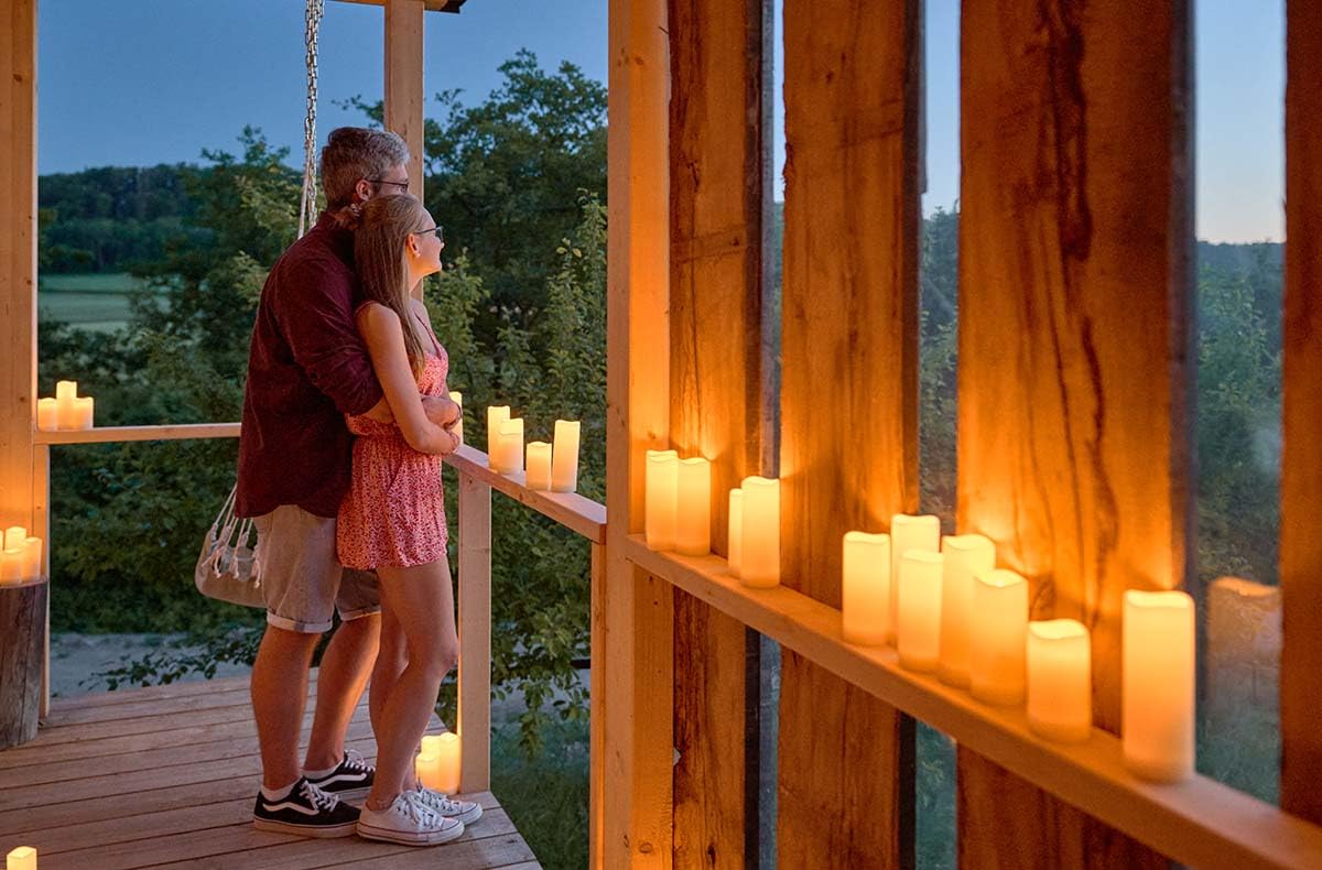 JOCHEN SCHWEIZER Geschenkgutschein: Candle-Light Übernachtung im Chalet in Unterfranken für 2 (1 Nacht)