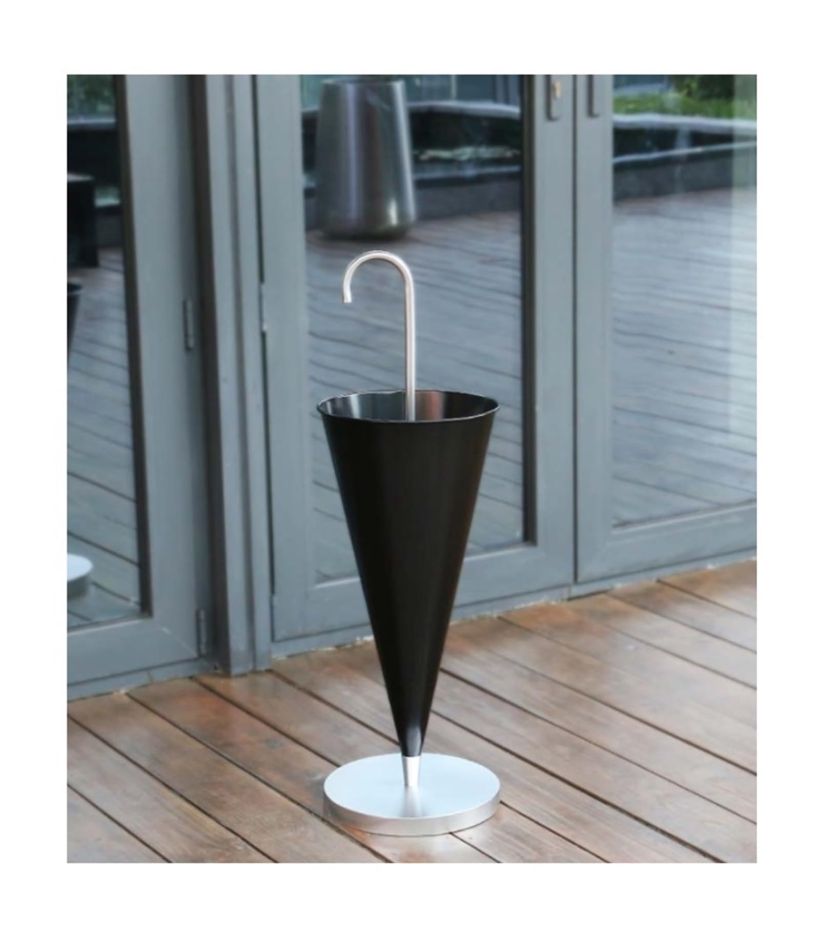 Porte-parapluie élégant en métal noir mat, accessoire durable de bureau