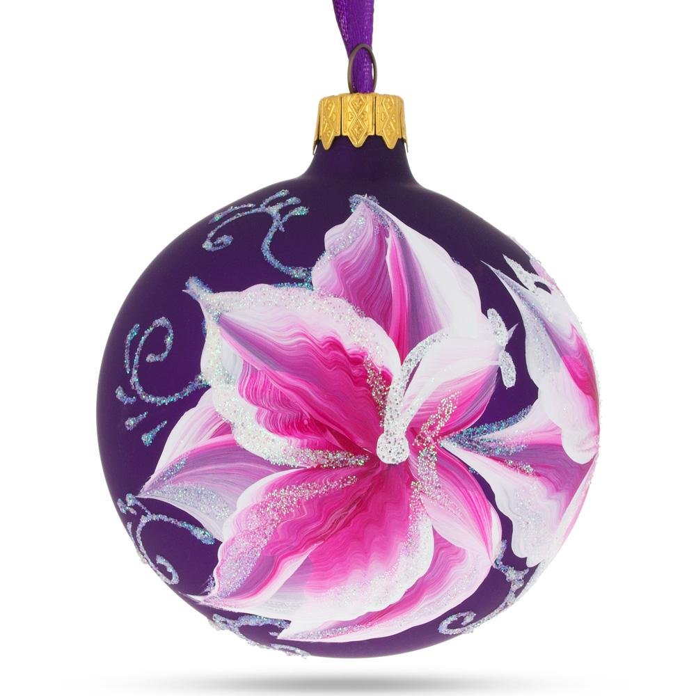 Bola de vidrio soplado con flores de lirio púrpura graciosas de 3.25 pulgadas como adorno de Navidad.