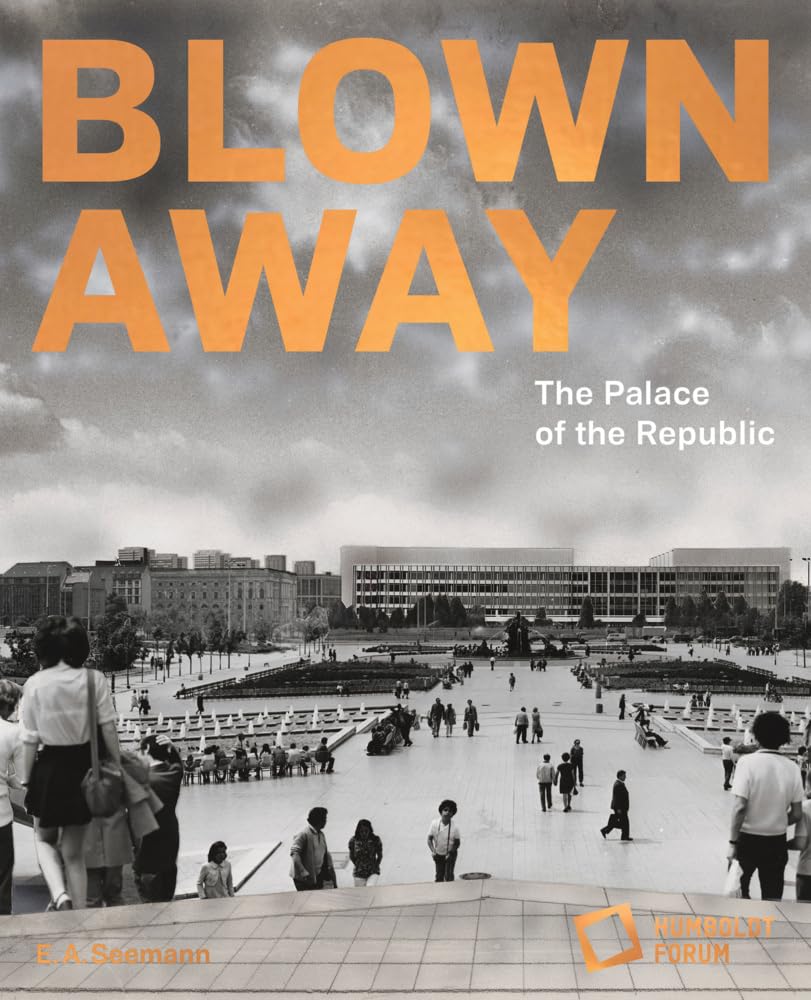 Blown away The Palace of the Republic sublimez vos murs blancs nus