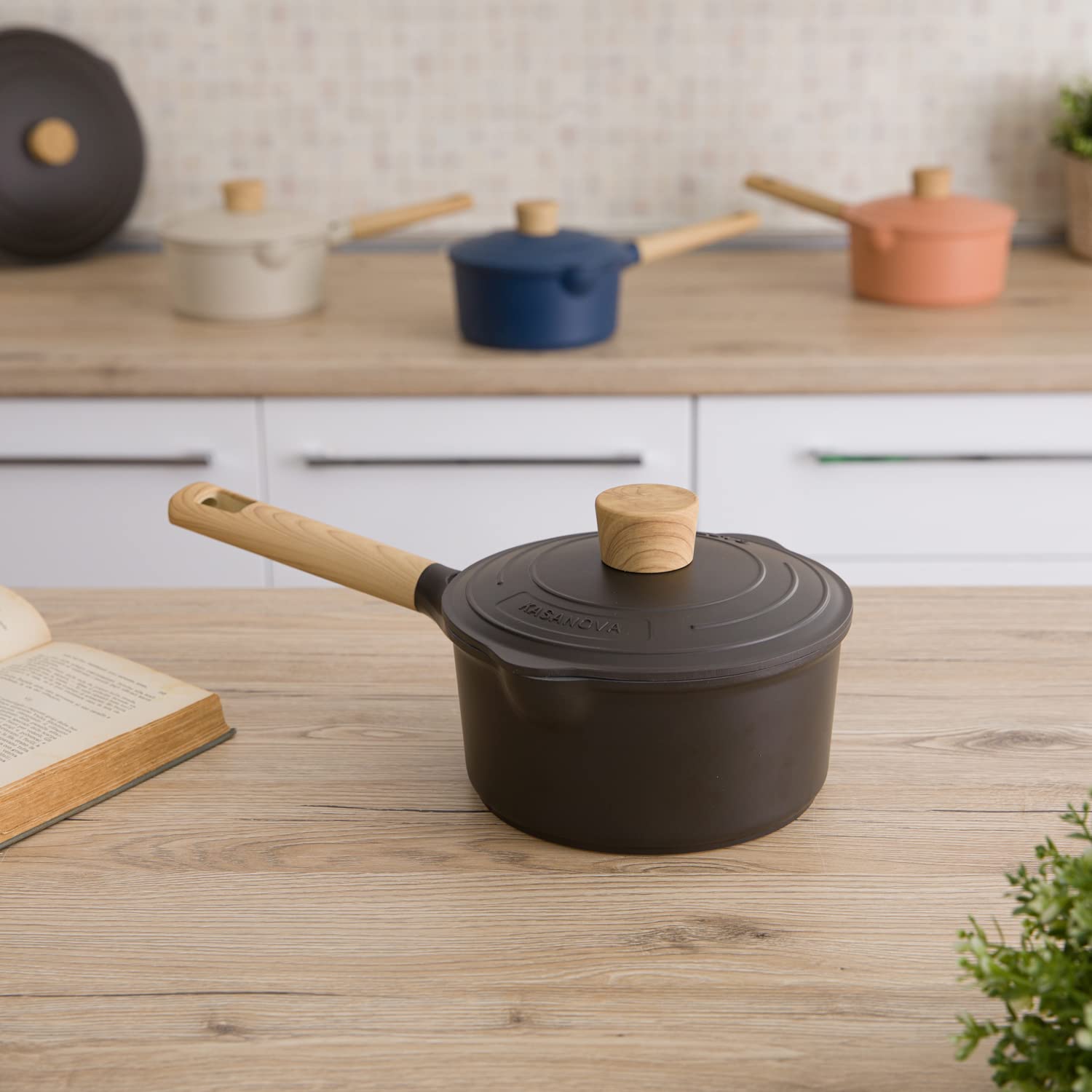 KASANOVA Casseruola Antiaderente vari colori Pot Art con Coperchio Innovativo, casseruola induzione, Ottimale per Stufati e Cotture Lente (Nero, 18 Cm)