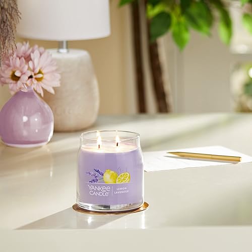 Miniatura 4 de Yankee Candle - Vela perfumada con aroma a limón y lavanda, colección Signature de tarro mediano de 13 onzas con 2 mechas, más de 35 horas de tiempo