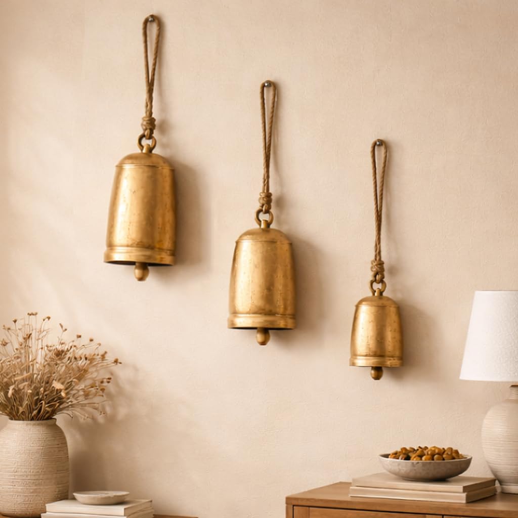Deco 79 Campanas de Vaca Decorativas de inspiración tibetana de Metal con Cuerda para Colgar de Yute, Juego de 3, 10", 8", 6" de Alto, Dorado