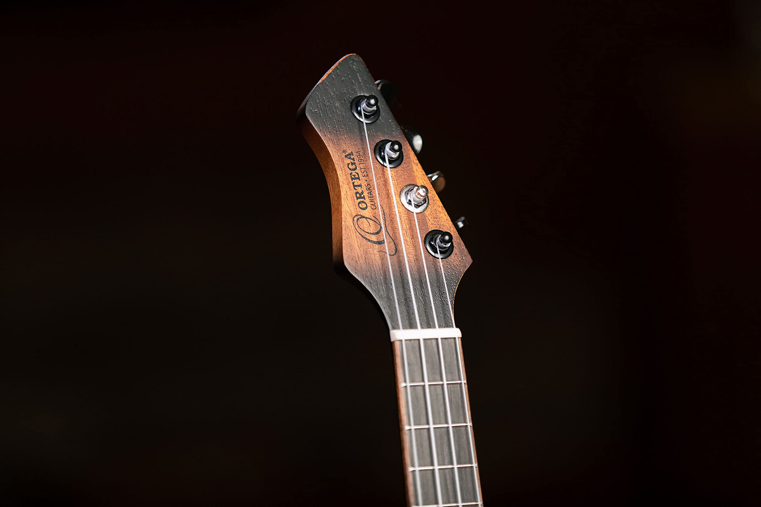 Ortega Guitars Ukulele Concerto Elettro-Acustico – The Private Room Series – Gig Bag Inclusa – Alaskan Abete Rosso / Mogano, Distressed Finish (DSSUITE-UKE)