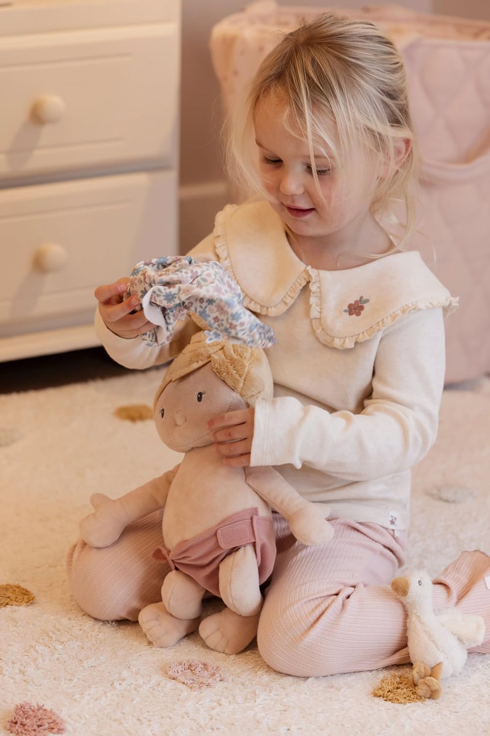 Little Dutch Muñeca de tela Julia – Juego de muñecas – Manos magnéticas – con botella magnética – Incluye pelele y peluche de ganso – para niñas a partir de 12 meses