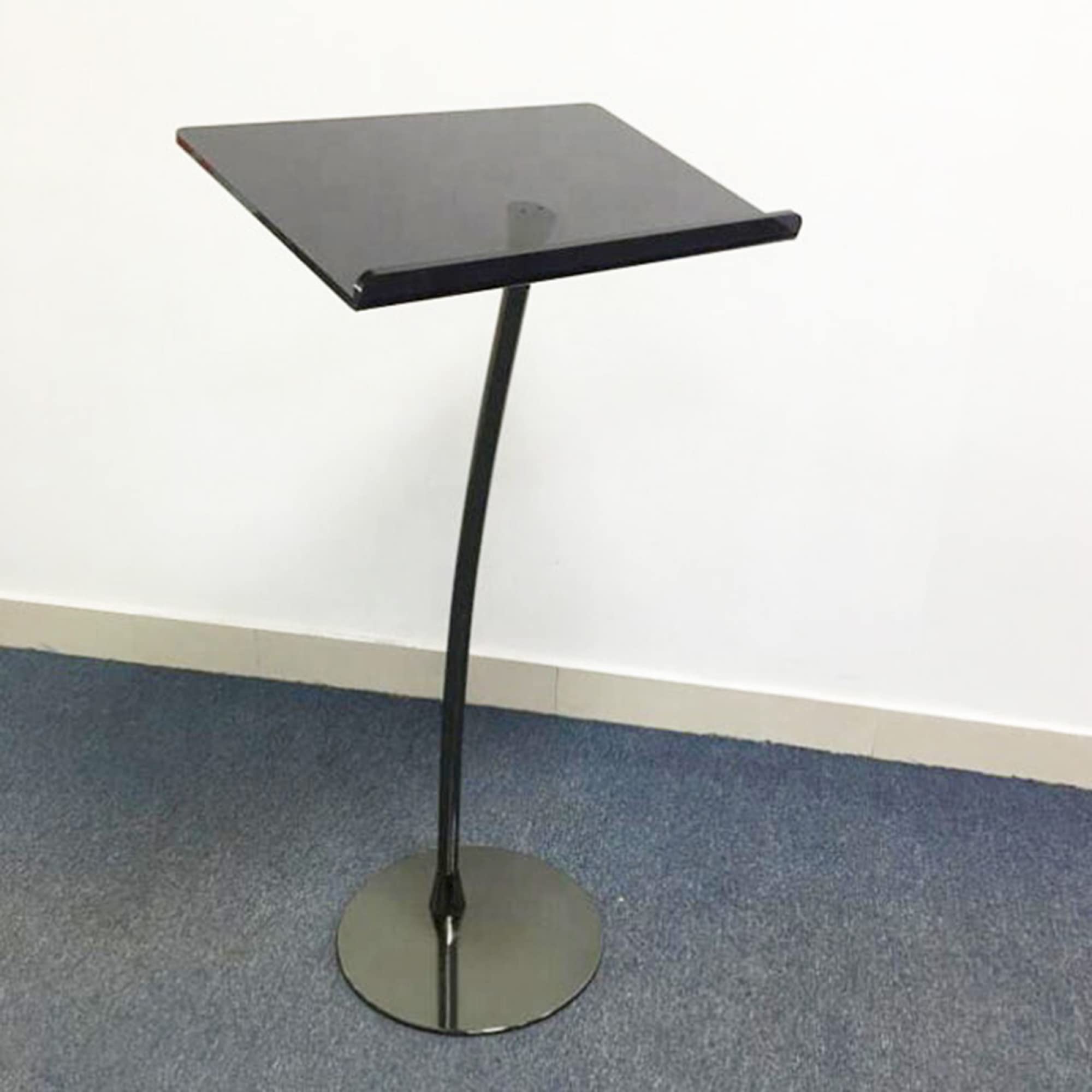 Podiumstandaard met vlakke voet en ronde sierkogel, Messing mat design