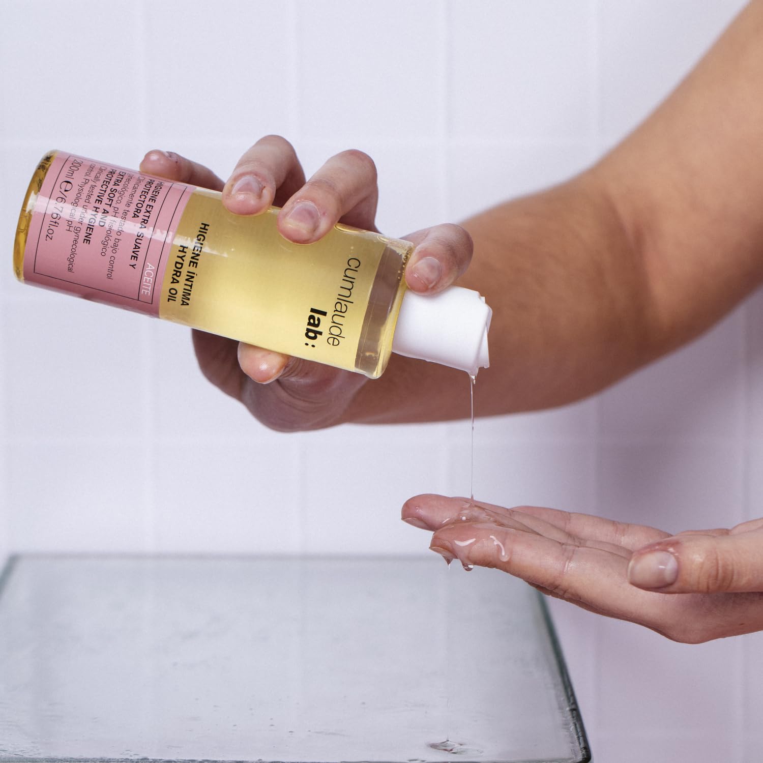 Cumlaude Lab - Hydra Oil Hygiène Intime, Huile Nettoyante Intime Hydratante, Soulage les Démangeaisons et les Irritations, Action Émolliente, avec Huile d’Amande Douce et Vitamines B et E – 200 ml