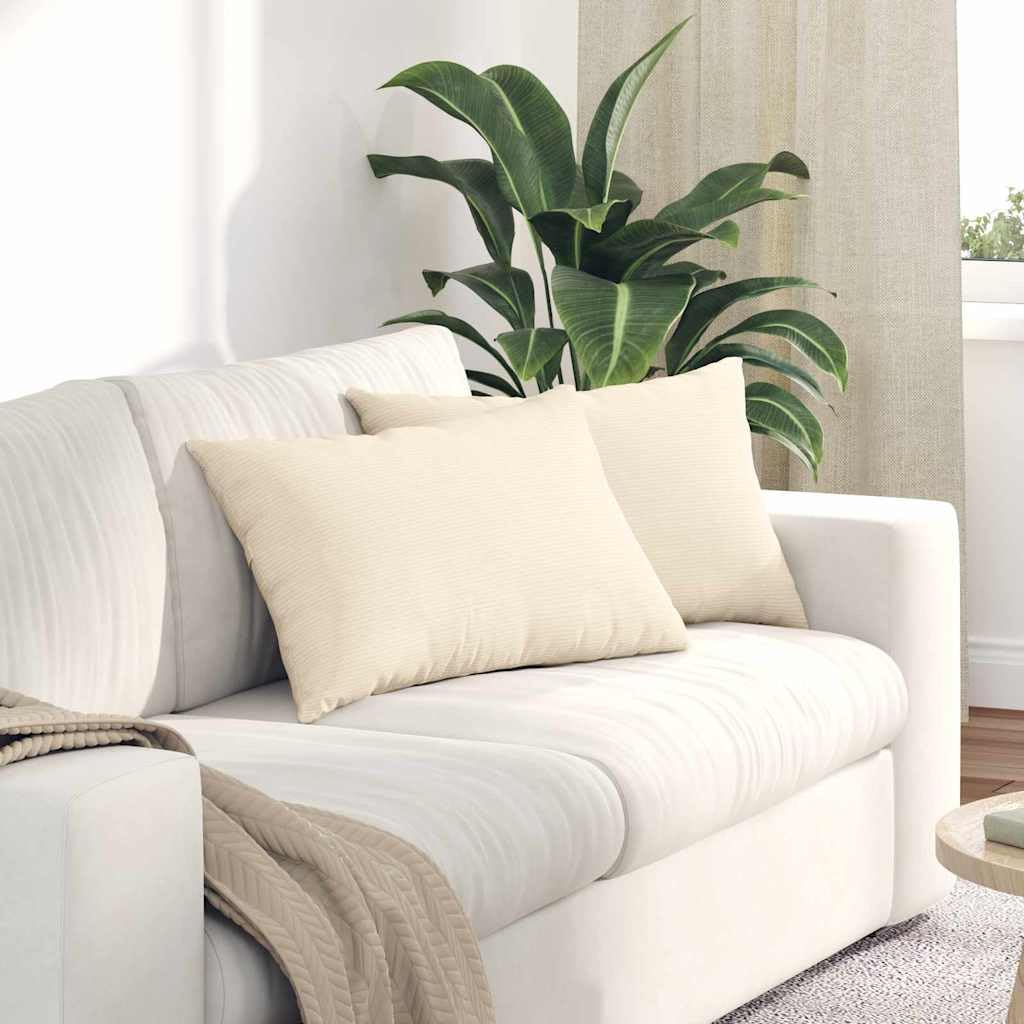 Coussins de canapé en velours côtelé pour créer un coin lecture cocooning dans le salon