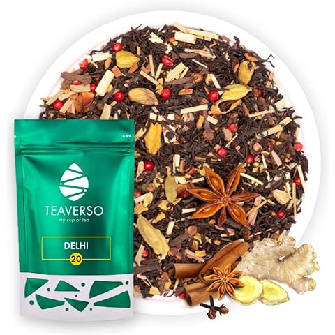 TEAVERSO Delhi Assam Dekorai Schwarztee mit Zutaten, Hochwertiger Indischer Schwarzer Tee Lose, Lose Blätter, Ausgewählte Teeblätter Second Flush, Assamtee mit Kardamom Ingwer Zimt Zitronengras Cover