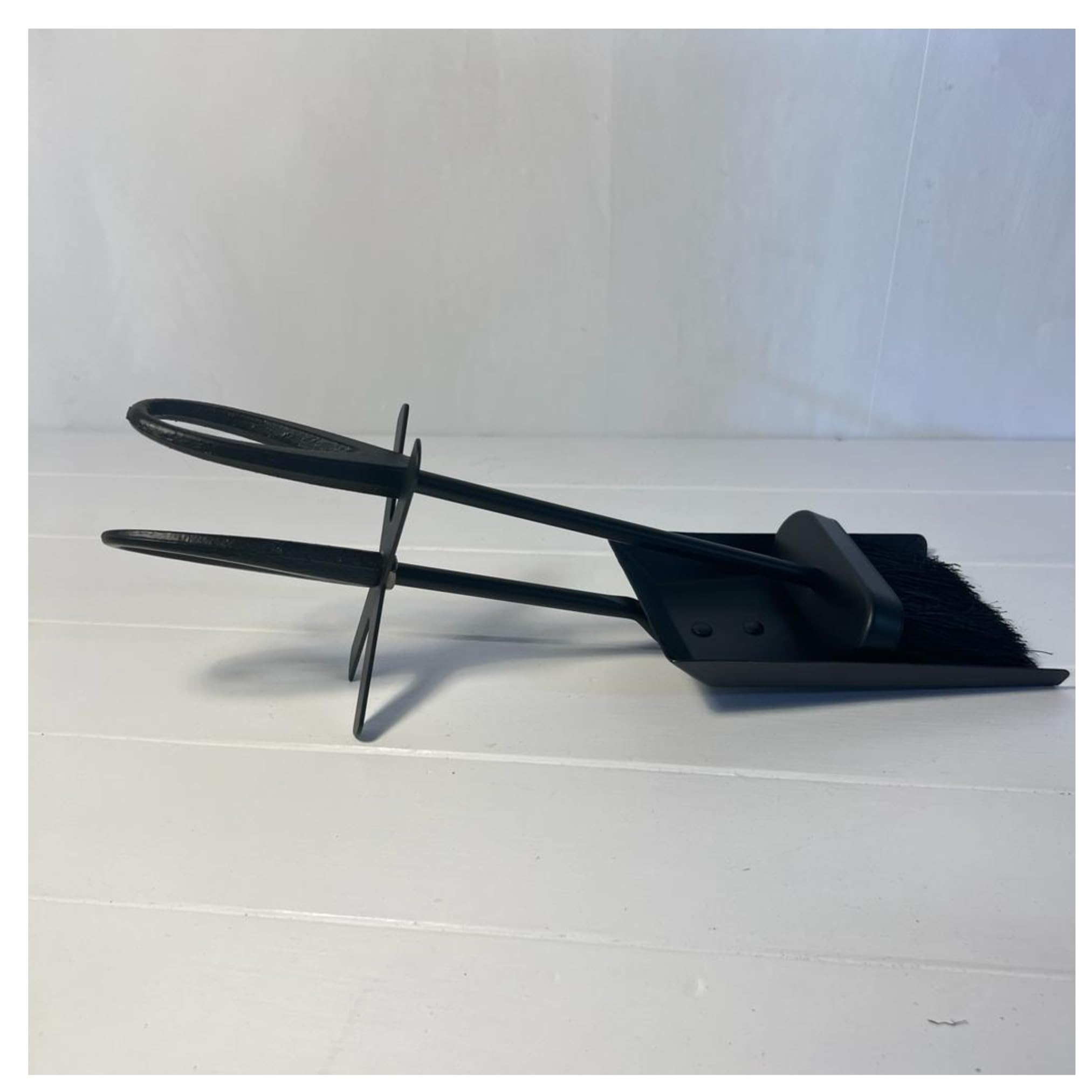 Brosse et pelle à poêle pour un poêle à bûches bien rangé lors de vos soirées au coin du feu