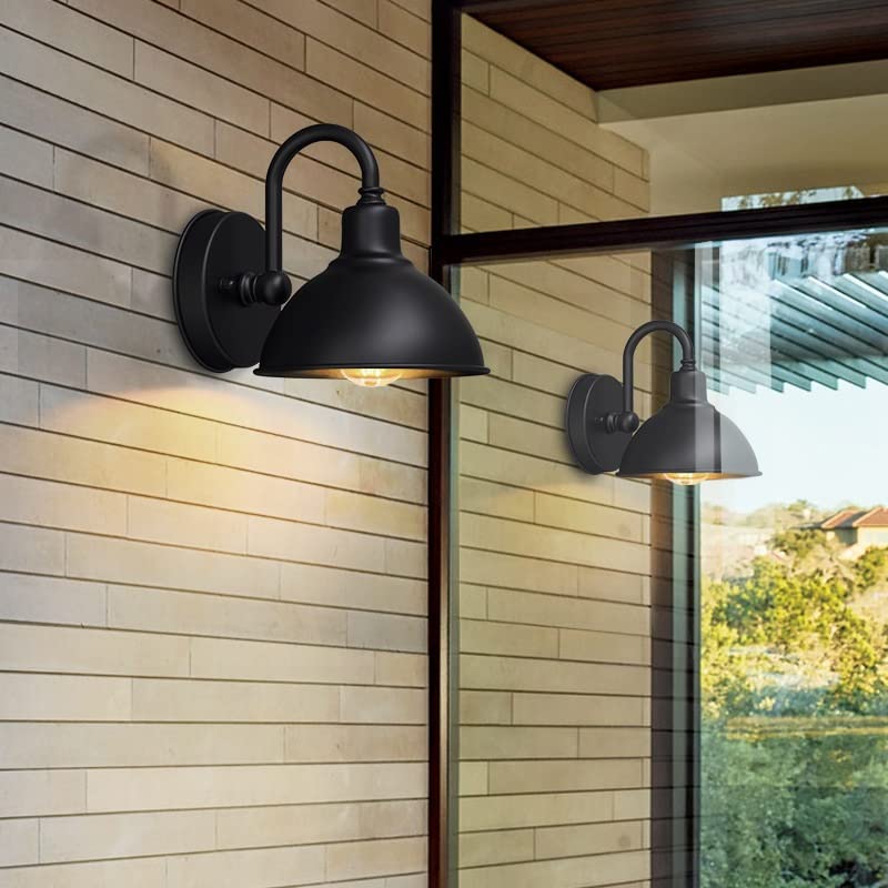 Lampe murale extérieur classique style ferme industrielle pour illuminer une entrée de maison