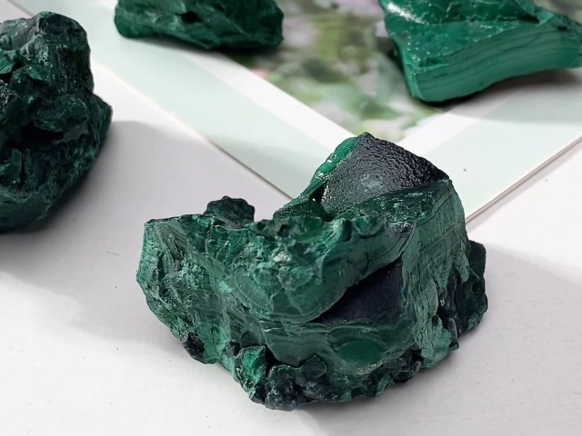 水石 孔雀石 Amazon.com: Apengshi 天然孔雀石水晶石1-1 磅(約0.0-0.1 公斤