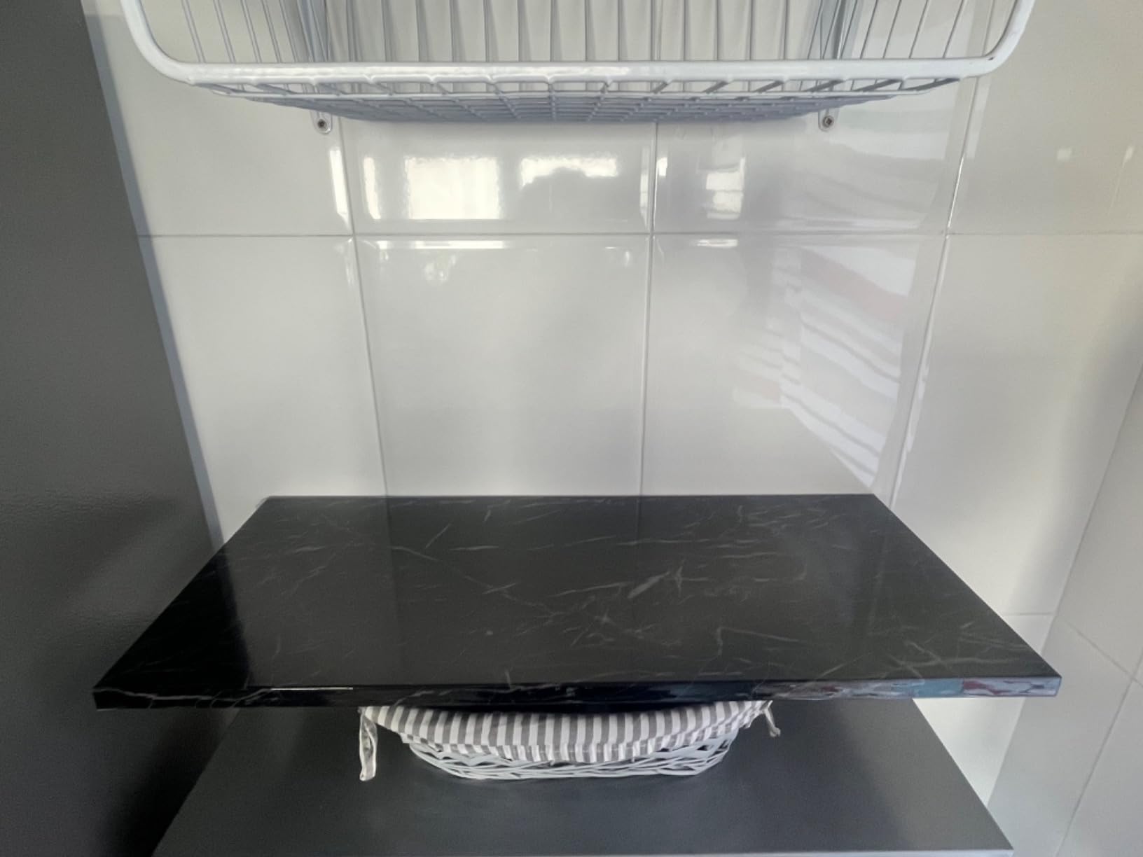 Estantería de cocina renovada con papel mármol