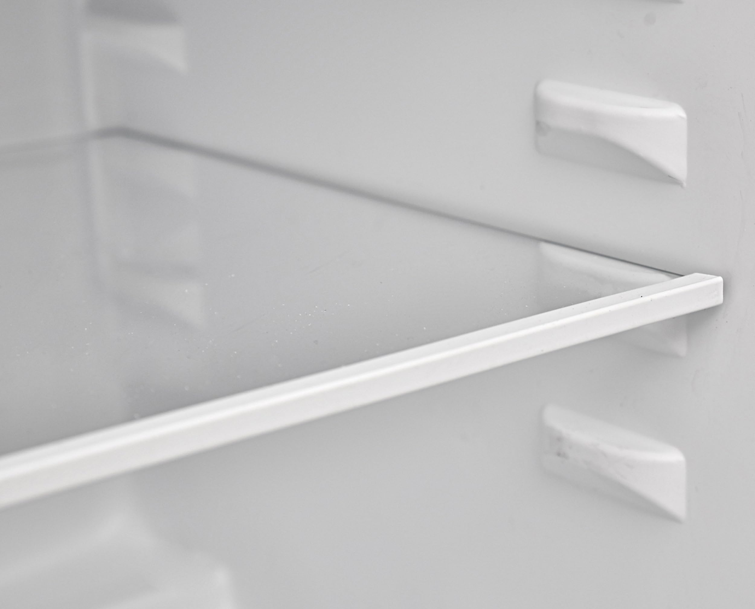 TELEFUNKEN Kühlschrank mit Gefrierfach (nur für Eiswürfel) | Freistehend | 89 Liter Nutzinhalt | Kühlschrank klein mit Gemüsefach | LED-Beleuchtung | Türanschlag wechselbar | CF-33-101-S2 silber