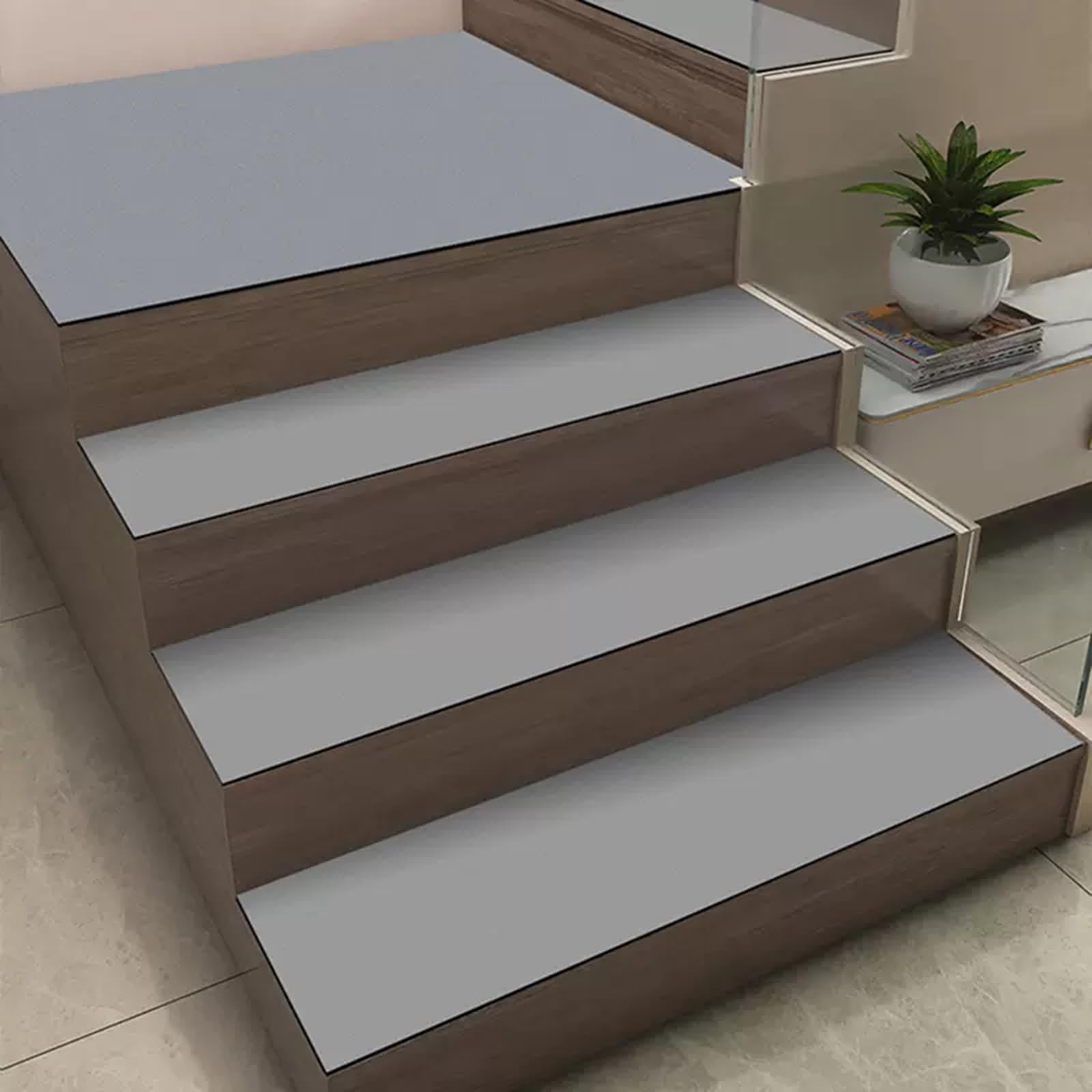 Peldaños antideslizantes de 30x120cm con reverso adherente para proteger escaleras de madera