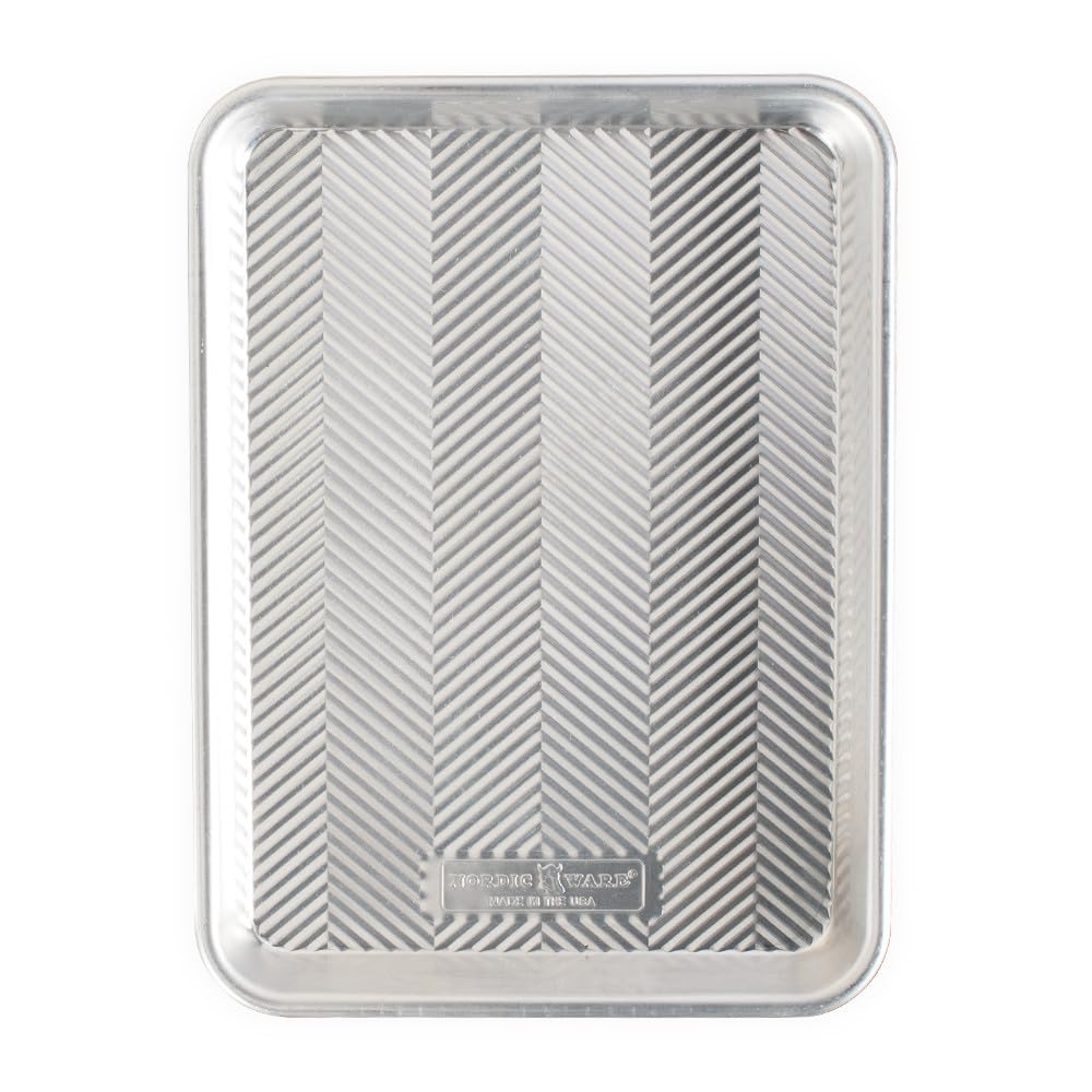 Nordic Ware Prism Quarter Sheet, Aluminium Baking Sheet with Improved Airflow, Premium Bakeware Made in The USA, Colour: Silver