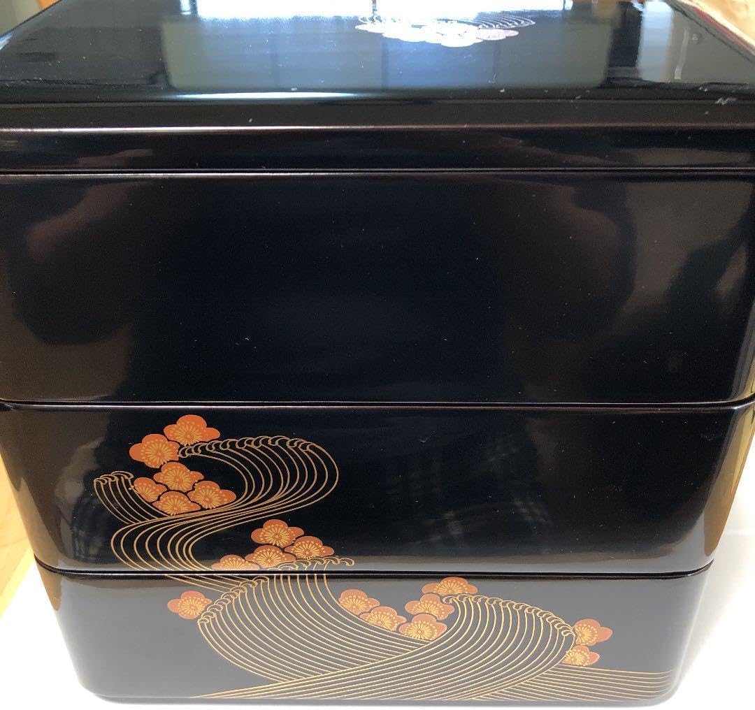 天然木漆器塗り上蓋三面梅青海波蒔絵三段重桐箱入り 天然木漆器塗り上蓋三面梅青海波蒔絵三段重桐箱入り