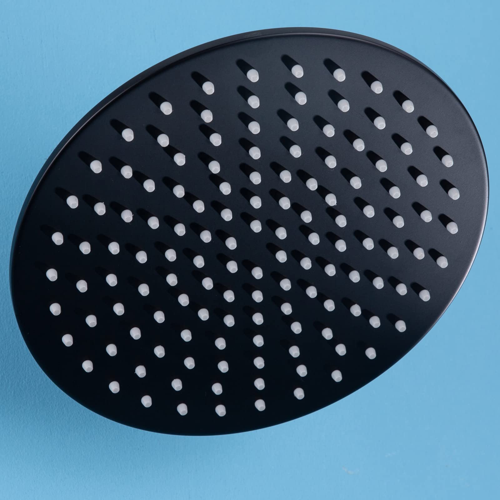 Pommeau de douche effet pluie noir mat pour une salle de bain moderne