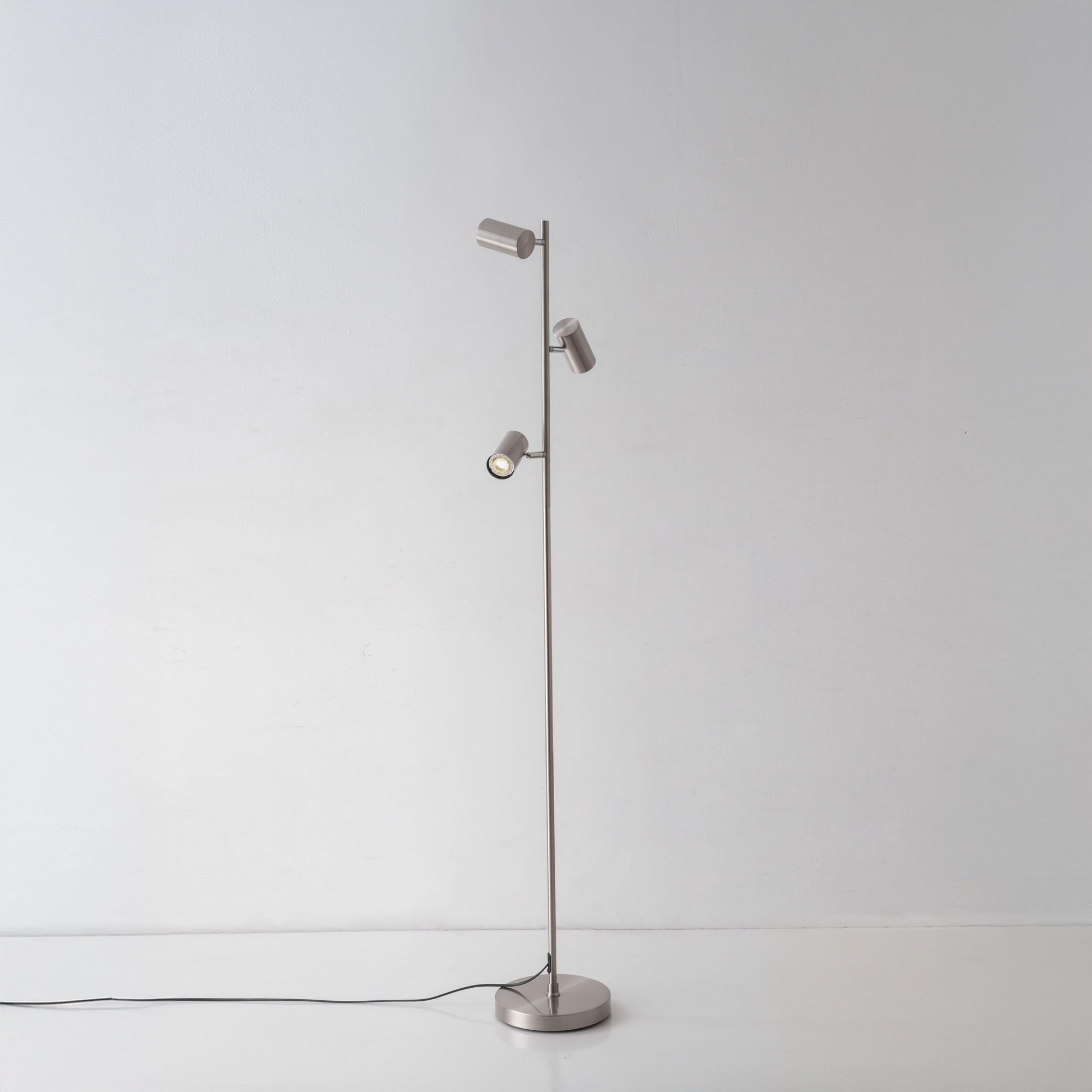 Stehleuchte Luvio 3-flammig GU10 | Satin Nickel, Modernes Industrial-Design, Verstellbare Strahler | Ideal für Wohnzimmer, Schlafzimmer und Home-Office