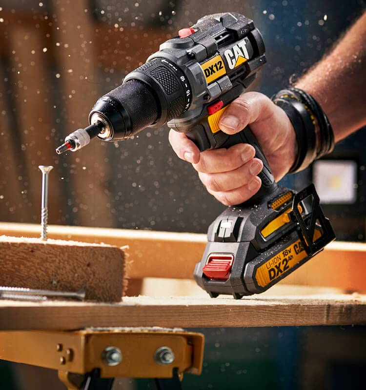 CAT DX12SET 18Volt/2.0Ah Li-ion Çift Akülü Kömürsüz Profesyonel Şarjlı Darbeli Matkap + DA01903 201 Parça Delme/Vidalama Uç Seti