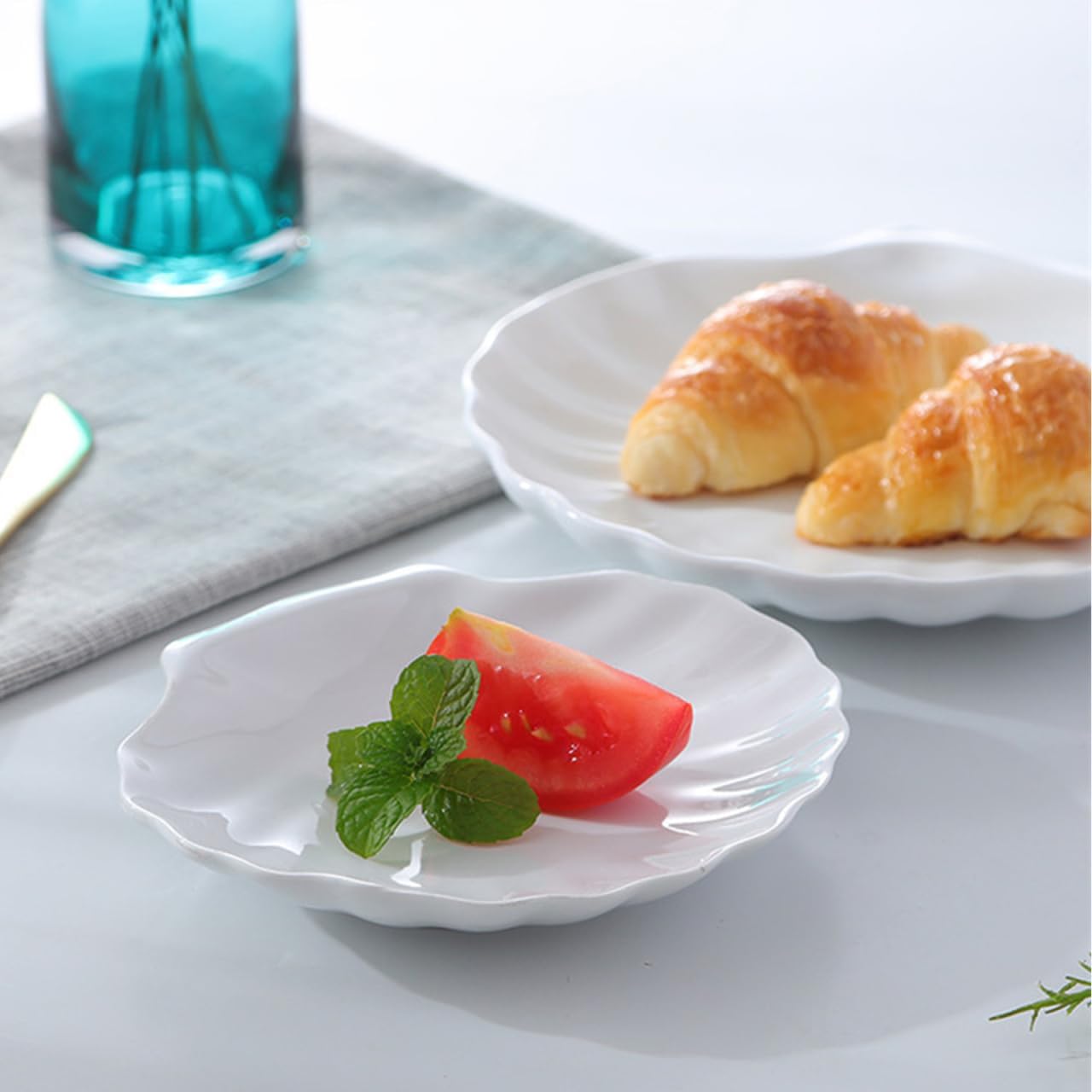 Cabilock 2-pack Ceramic Shell Appetizer Plates 5.66 inch Scallop Design Serving Dishes for Dried Fruit Snacks Desserts Western Food Party and Home Use