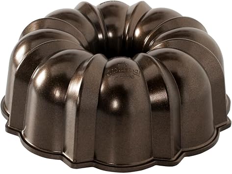 Nordic Ware 50148 12-Cup Pan Original Cast Aluminium, Bundt Tin with Fluted Pattern, Cake Mould Made in The USA, 2.8 liters, Bronze