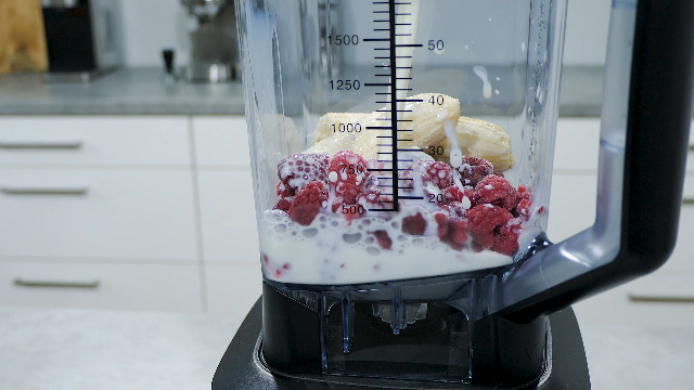 CASO PowerBlender B 2000 – Profi-Standmixer Mit 2000 W, Bis 30.000 U/min, 2 L Tritan-Behälter, 8-fach Titanmesser – Testergebnis „Sehr Gut“ (1,3) – In Schwarz