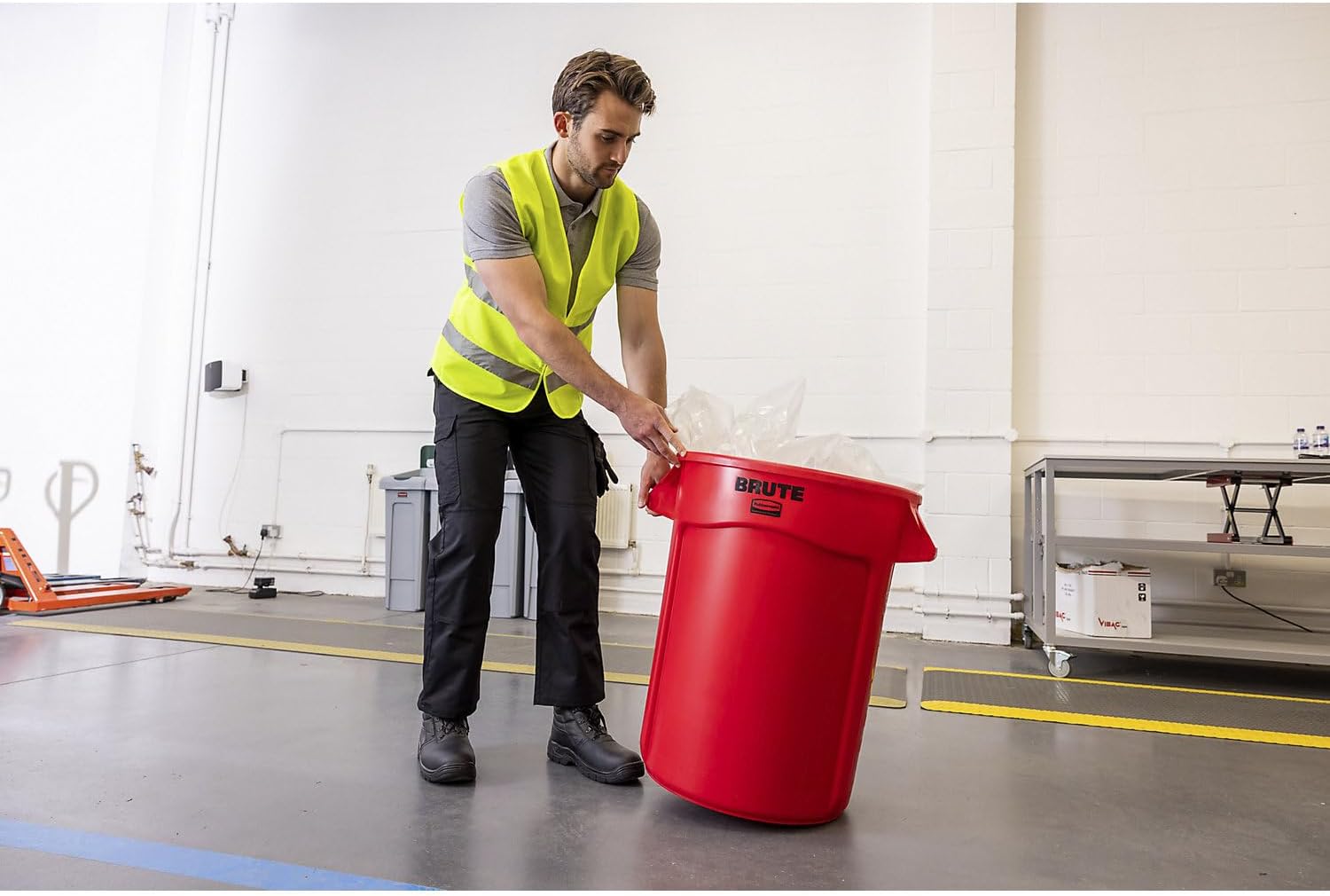 Rubbermaid Commercial Vented Round Brute Container, 32 gal, Plastic, Red