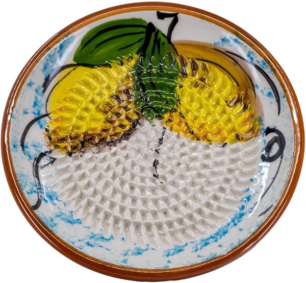 Kaladia Assiette à râper en céramique, pour le gingembre, le parmesan, etc., en blanc avec 2 citrons, diamètre : 12 cm, fabriquée à la main et peinte à la main, fabriquée en Espagne - 1