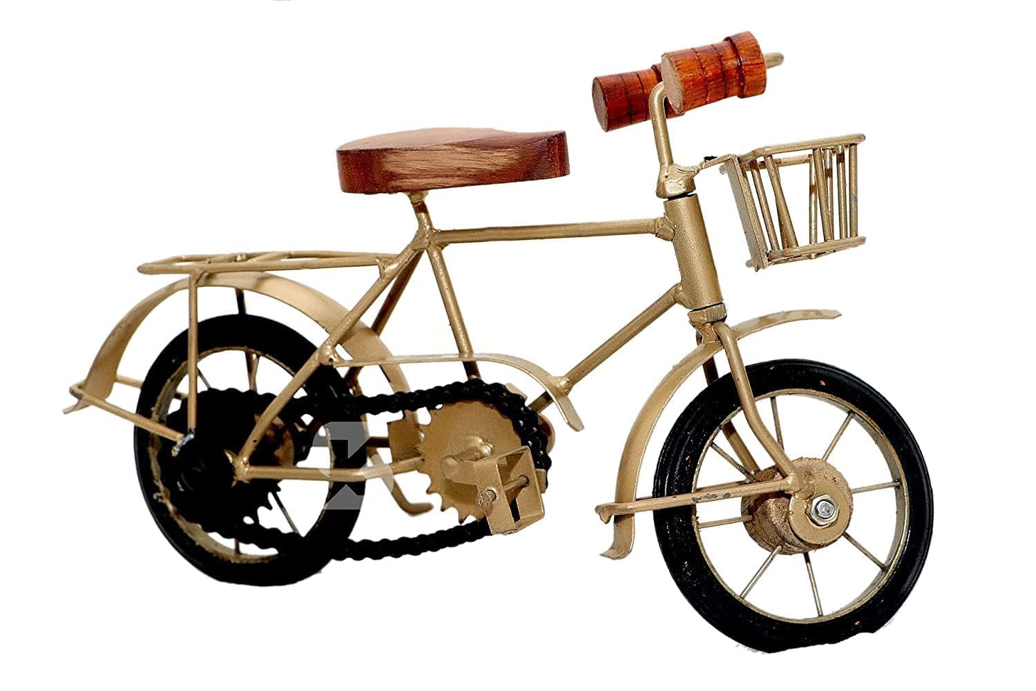 Vélo miniature en métal doré, la solution déco pour transformer un meuble vide en espace vintage