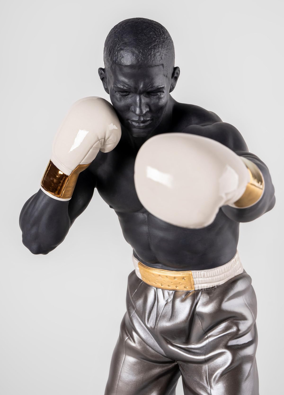 LLADRÓ Figurine en Porcelaine Boxeur en Noir avec des Détails Dorés. Figurine Décorative d'un Boxeur en Position d'Attaque