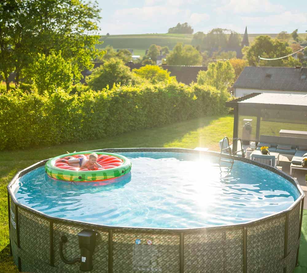 Summer Waves Frame Pool Komplettset 549x132 cm Rattan Optik Grau Aufstellpool inkl. Filterpumpe, Bodenvlies, Abdeckplane & Einstiegsleiter