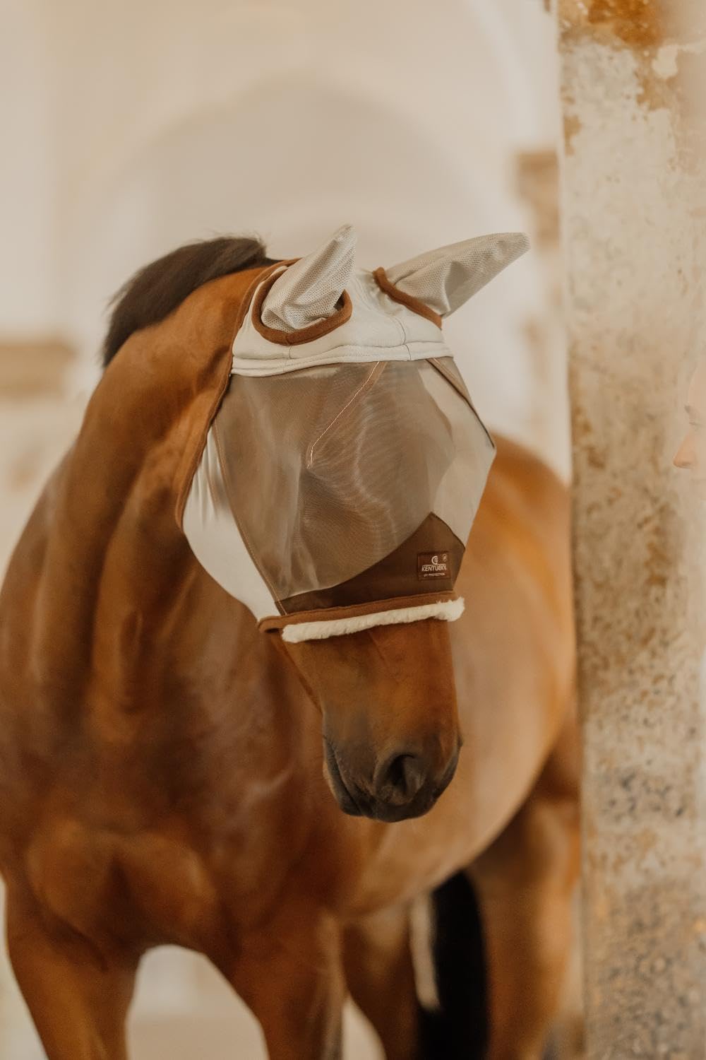 Fliegenmaske Pferd Full mit Ohren – Hautfreundliches Kunstlammfell, Full, UV-blockendes atmungsaktives Mesh, Verstellbarer Sitz, Waschbar & Langlebig, Silber