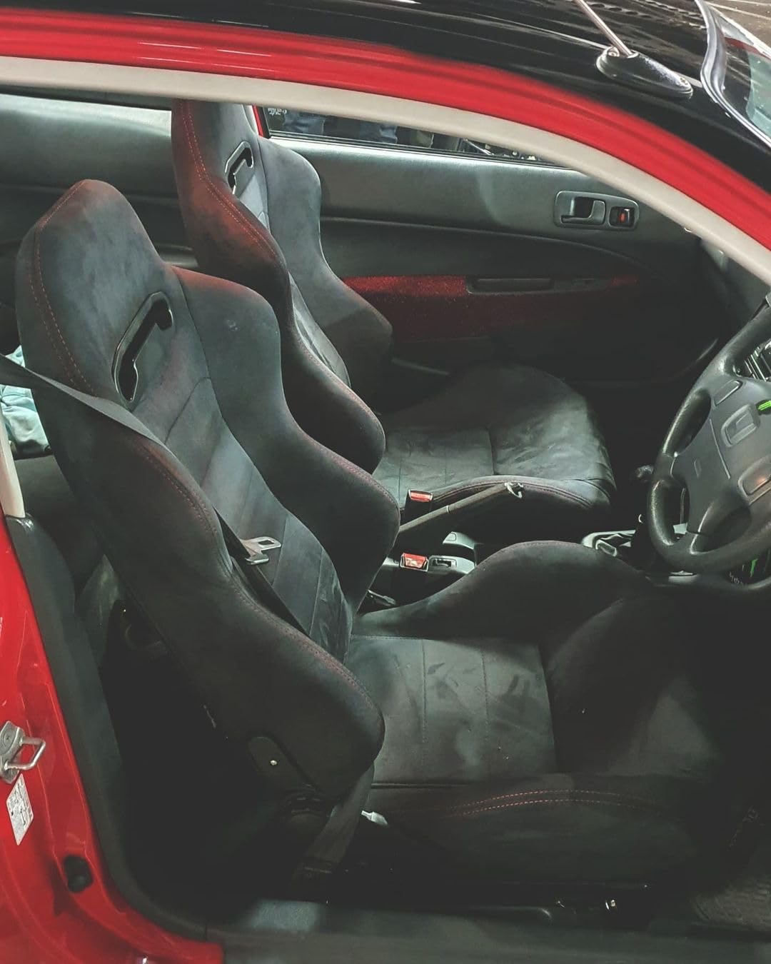 Simoni Racing Asiento Deportivo Miky Tela Negra + Costuras Rojas - Respaldo de doble ajuste reclinable - Corredera incluyendo