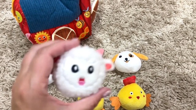 USHOP Jouet Ferme En Peluche Bébé 6 Mois – 7 Animaux (Lapin, Vache, Brebis) + Miroir + Grange – Hochets, Sons, Textures – Sensoriel Montessori, Cadeau 6-18 Mois