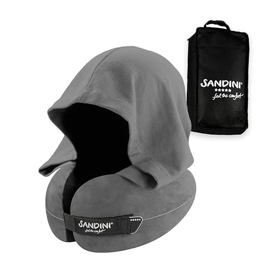 SANDINI TravelFix HOODIE Regular Size – Premium Reisekissen mit Verschluss/Nackenkissen mit ergonomischer Stützfunktion und integrierter Kapuze – Gratis Transporttasche mit Befestigungs-Clip