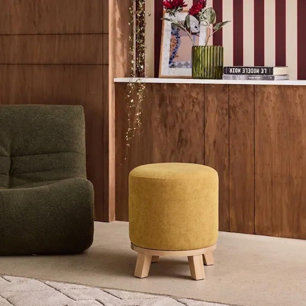Puff Taburete Redondo tapizado en Chenilla Mostaza con Patas de Madera de 40x45 cm. Úsalo como reposapies o Asiento para tocador. Incluye Patas de Madera de 10 cm. Resiste 100 kg.