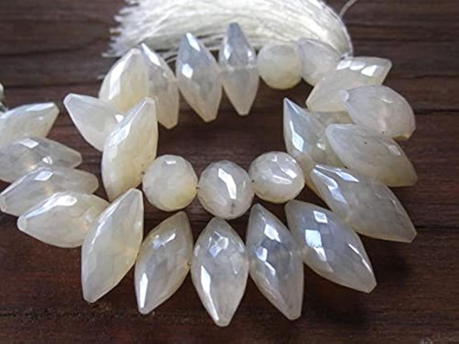 Perles de calcédoine nacre LKBEADS double pointe percées au centre 16x7mm fil de 20cm