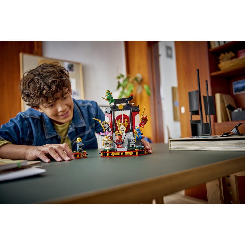 LEGO NINJAGO Ozdoba z postaciami ninja — 15-lecie, kolekcjonerski zestaw konstrukcyjny dla chłopców i dziewczynek, podstawka z ośmioma minifigurkami, pomysł na prezent urodzinowy dla 14-latka 71866